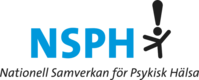 Blå text NSPH och svart grafisk figur med utropstecken ovanför huvudet