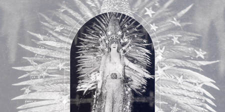 Markisinnan Luisa Casati Stampa i glittrande scenkostym med fjädrar och stjärnor står framför en dekorativ bakgrund.