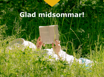 Person ligger i gräset och läser en bok, med texten 'Glad midsommar!' och ett gult hjärta ovanför.
