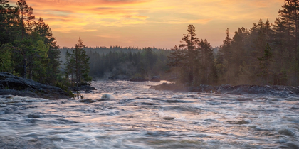 Omslag med en forsande älv i skogsmiljö vid solnedgång, texten 'Studiehandledning Vatten Land'.