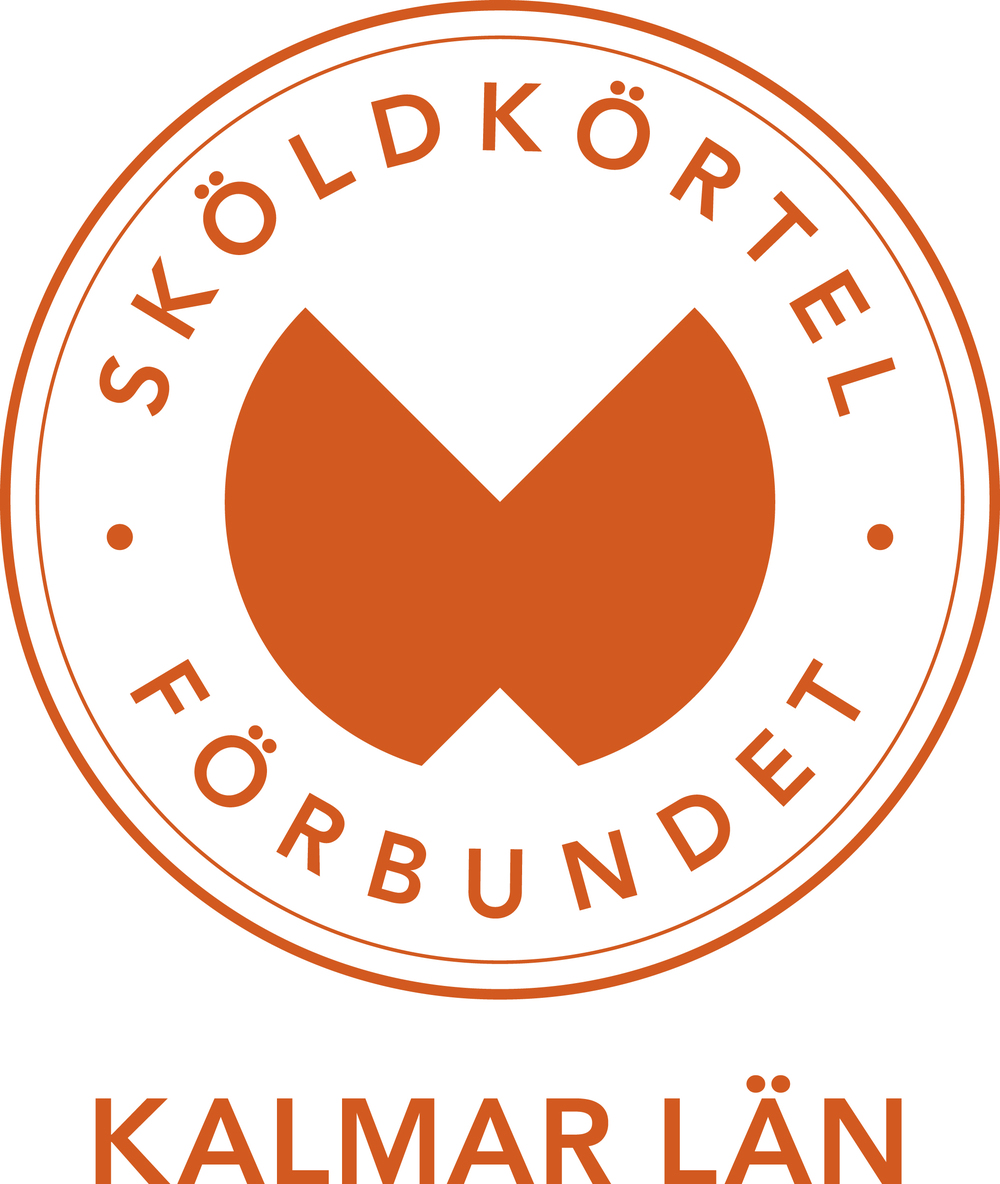 Logotyp för Sköldkörtelförbundet Kalmar län i orange med stiliserad sköldkörtel i mitten.