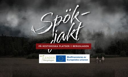 Mörk och dimmig landskapsbild med ett gammalt hus, skog, suddiga figurer och texten 'Spökjakt på historiska platser i Bergslagen'.