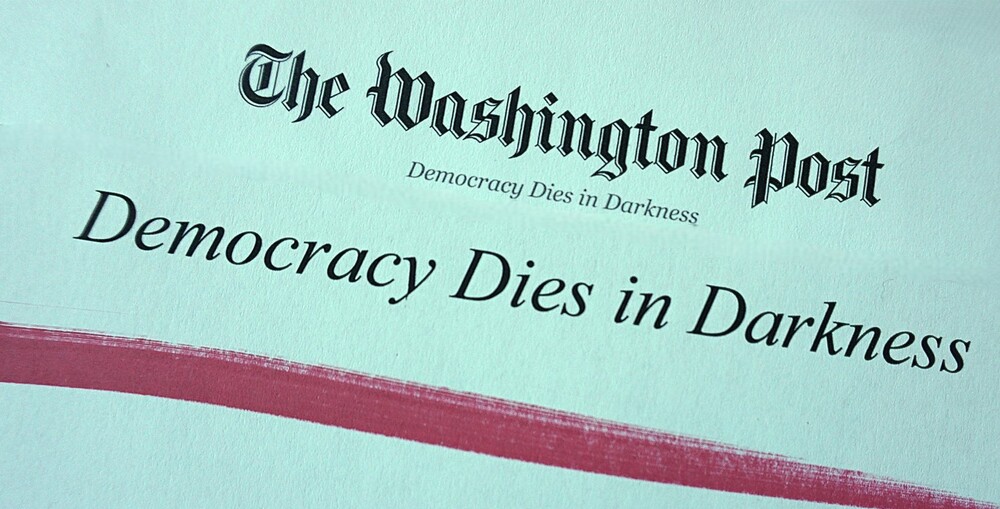 Framsidan av The Washington Post med texten 'Democracy Dies in Darkness'.
