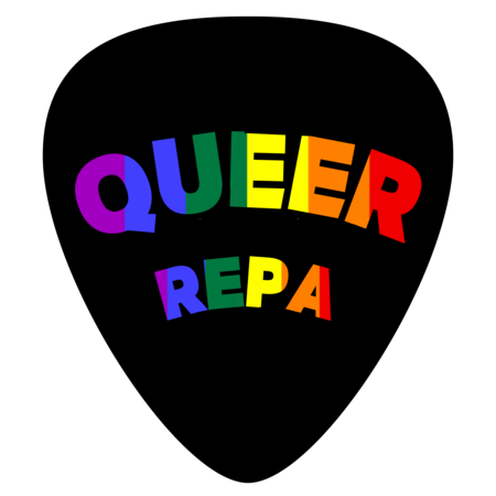 Svart plektrum med texten 'QUEER REPA' i regnbågsfärger.