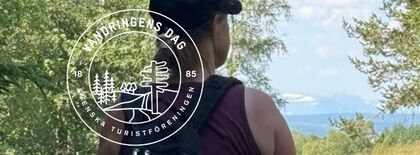 Person med ryggsäck vandrar i naturen, med STF:s logotyp för Vandringsens dag över bilden.