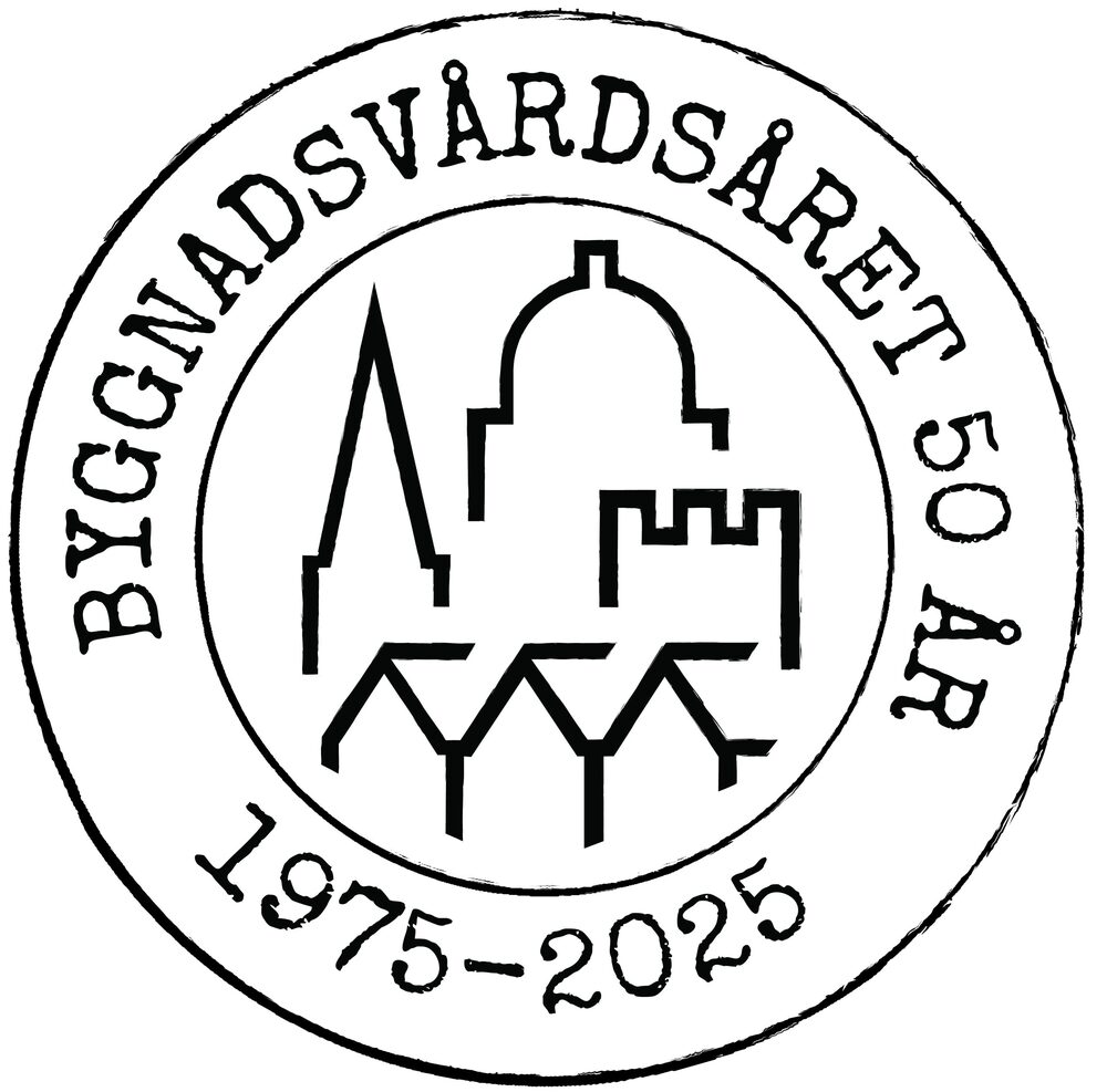 Rund logotyp med texten 'Byggnadsvårdsåret 50 år 1975–2025' och stiliserade byggnader i mitten.