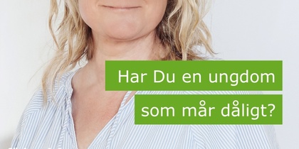 Kvinna med blont lockigt hår står mot ljus bakgrund. Text på bilden frågar om du har en ungdom som mår dåligt.