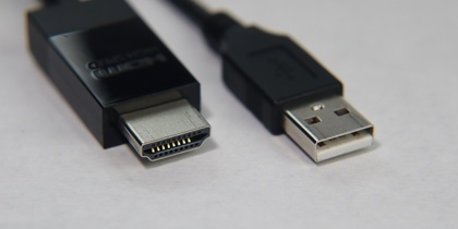 Närbild på en HDMI-kontakt och en USB-kontakt på en vit bakgrund.