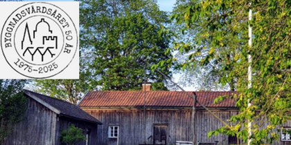 Gammalt trähus med rött tegeltak omgiven av grönska, logotyp för Byggnadsvårdsåret 50 år i hörnet.