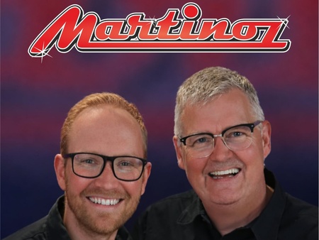 Två personer i svarta skjortor står tillsammans framför en bakgrund med texten 'Martinoz'.