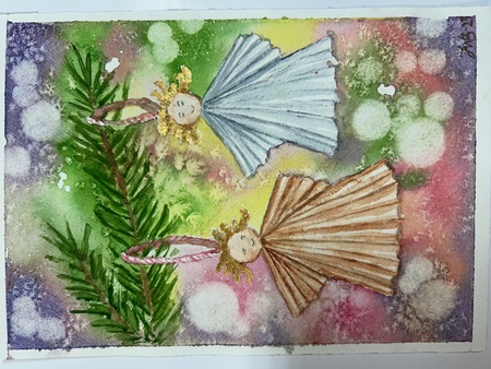 Akvarellmålning av två ängelprydnader i papper som hänger från en grangren mot en färgglad bakgrund.