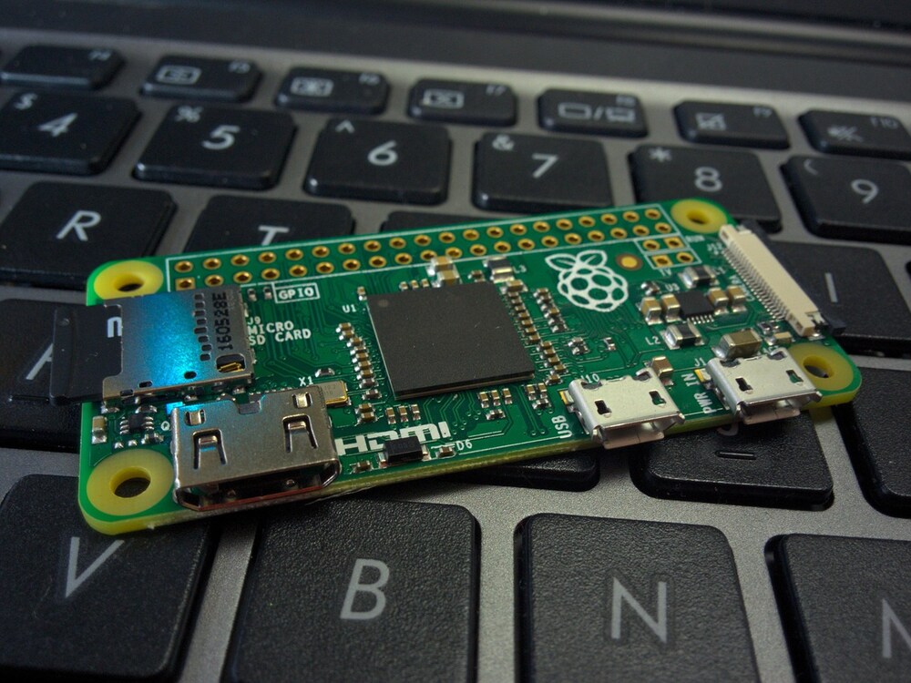 En Raspberry Pi Zero-dator ligger ovanpå ett tangentbord till en bärbar dator.