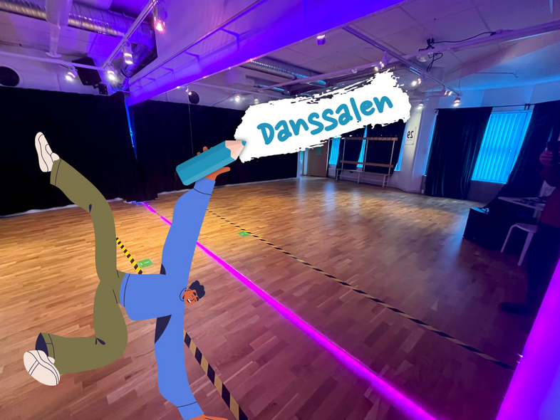 Danssal med trägolv, speglar, färgglad belysning och en tecknad figur som gör en danspose. Texten 'Danssalen' syns.