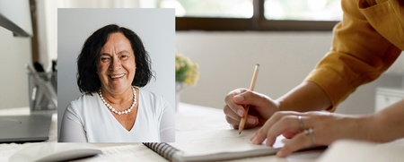 Porträtt av leende kvinna i vitt, överlagrat på bild av person som skriver i anteckningsbok vid skrivbord.